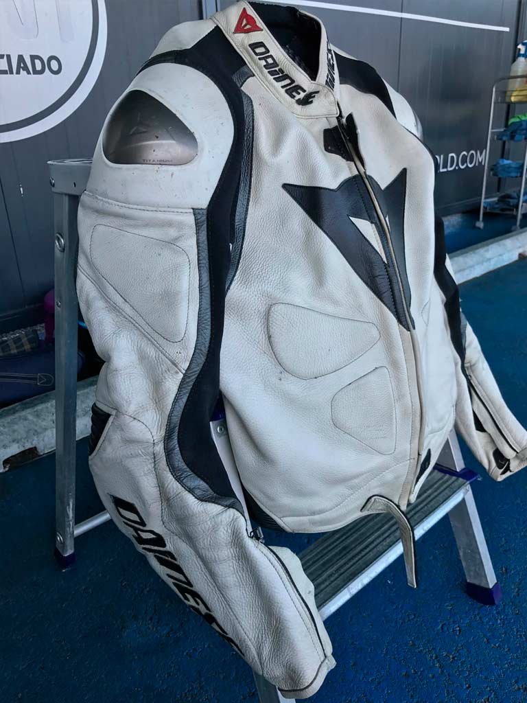 limpieza de traje de motorista