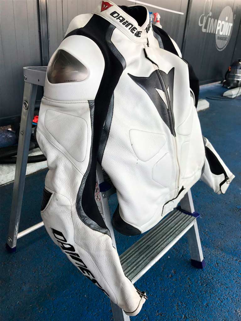 limpieza de traje de motorista